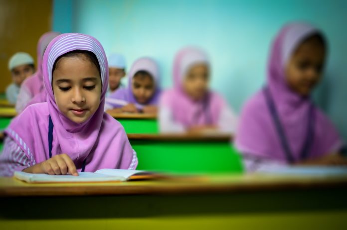 Petites filles en classe portant le hijab.